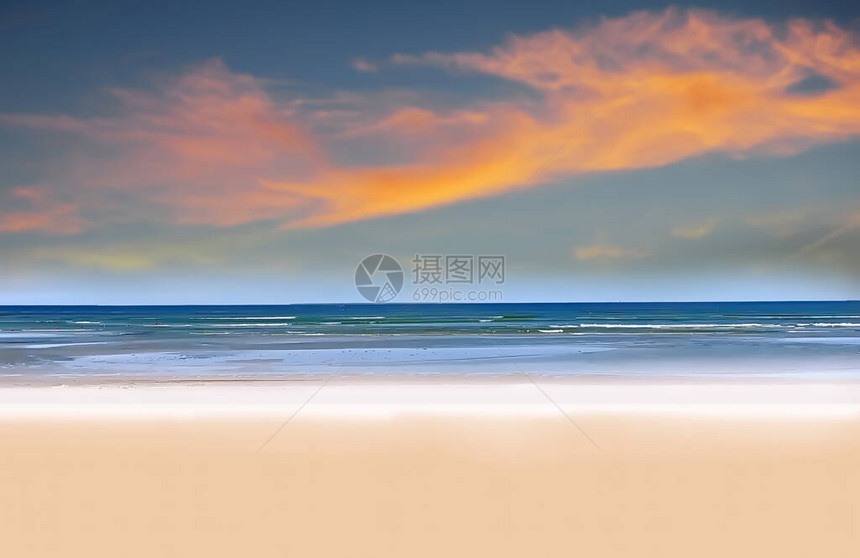 粉黄色的夕阳云在天空和蓝色的海水滩图片