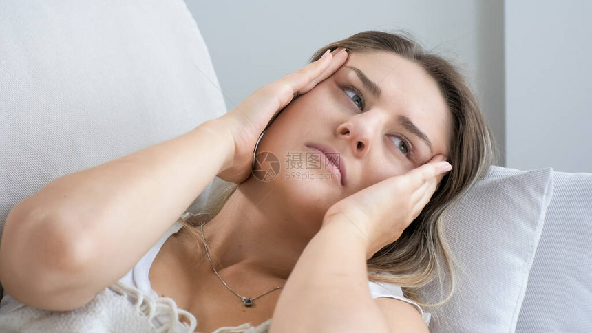 枕头上躺着的妇女头痛或图片