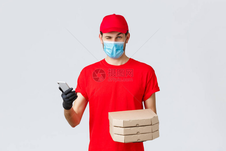 食品配送应用程序在线非接触式购物和covid19概念穿着红色制服面罩和手套的快递员图片