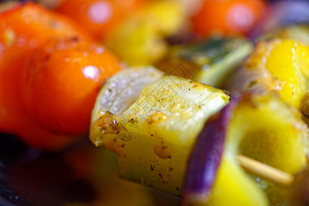烹饪大蒜和香草腌制蔬菜图片