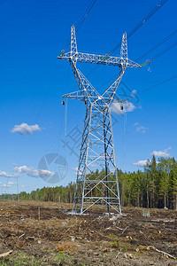 在森林中建设新的高压线路爱沙尼亚高压电力线的新桅杆安图片