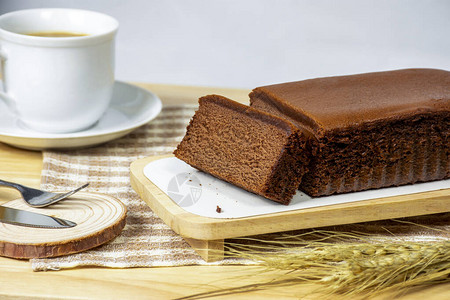 在木板上自制的巧克力磅蛋糕图片