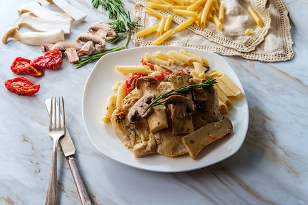 意大利奶油鸡马萨拉与King牡蛎蘑菇和日晒西红柿服务图片