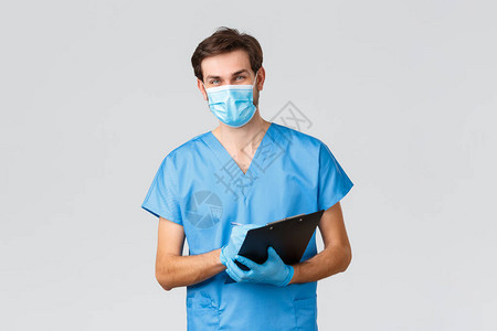 微笑的年轻医生戴着医用口罩的护士磨砂和手套图片