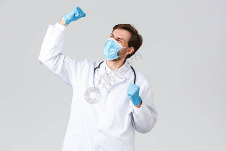 医院医护人员covid19治疗理念戴着医用口罩手套和磨砂膏的快乐医生图片