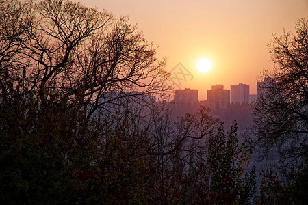 日落和城市景色黄昏时图片