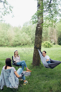 社交隔离一小群人在夏季公园的社交距离野餐中享受交谈新常态下的休闲活动图片