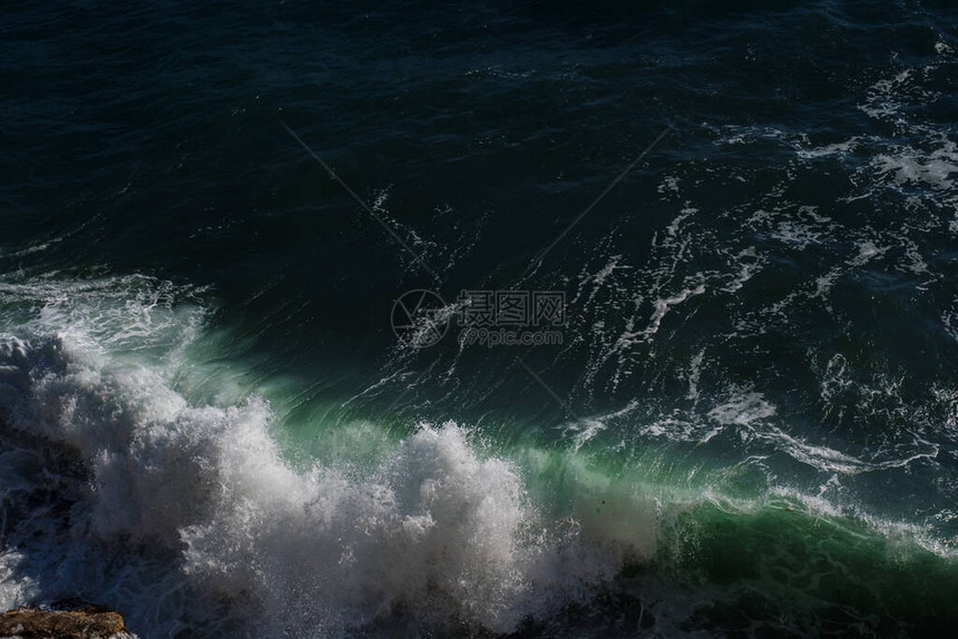 海浪背景打破海水岩石海岸波涛汹涌的大海绿松石水梯度泡沫在公海的大浪夏季风海图片