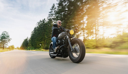 摩托车在路上骑行在摩托车之旅中驾驶空荡的道路玩得开心个人文图片