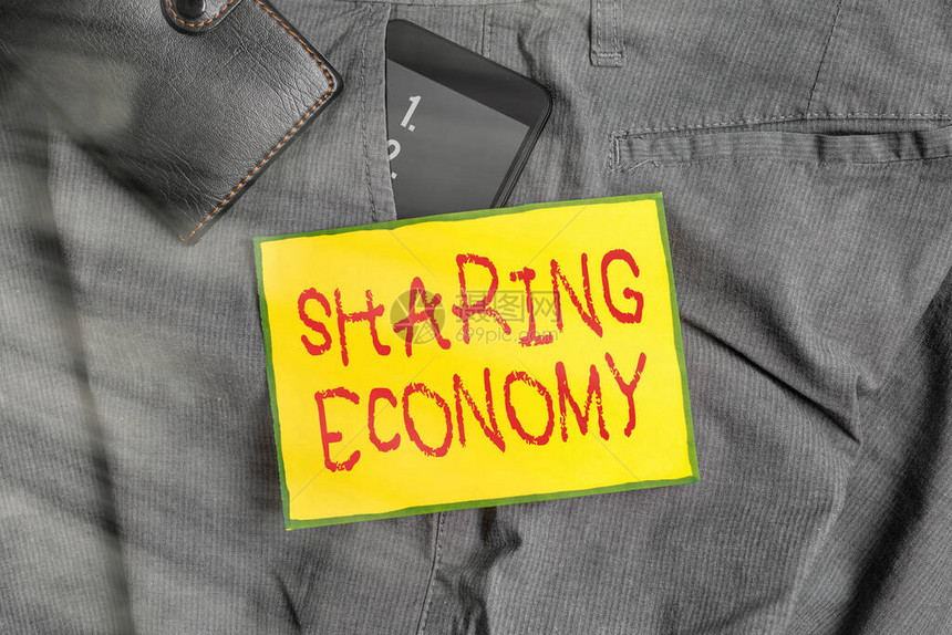 概念手写表示分享经济概念意指个人在带钱包的裤子前口袋内使用智能手机装置私用资产共享系统Smartphonei图片