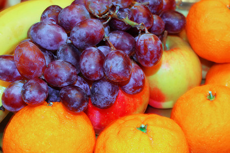 葡萄苹果柑橘和香蕉不同水图片