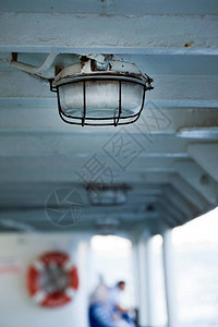 渡轮和船孔照片中的强光灯图片