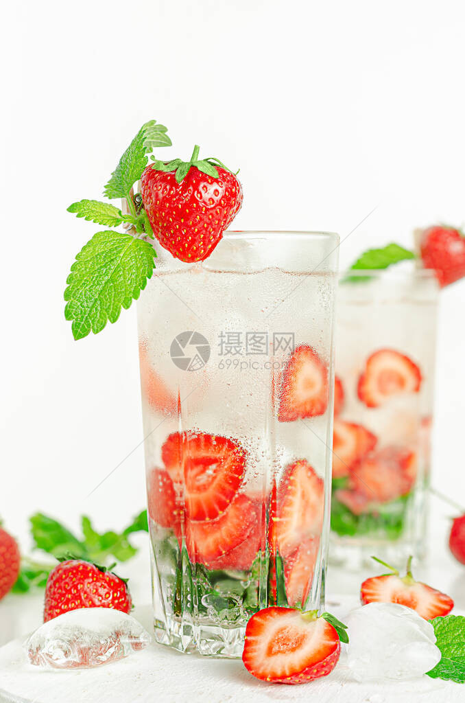 用草莓薄荷叶和冰块组成的夏季冷饮图片