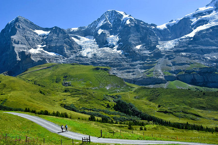 瑞士伯尔尼高地路线上的美丽风景图片