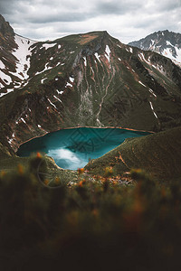 被群山环绕的蓝色湖泊高质量的照片图片