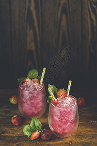 加冰的草莓饮料图片