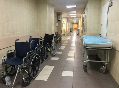 空的医院走廊中的轮椅图片
