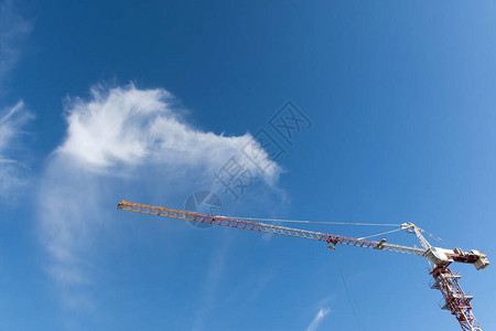 反对蓝天的建筑塔式起重机城市建筑外观的发展理念建造多户住宅楼整图片