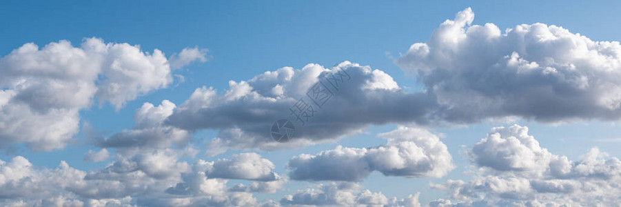 蓝天白云的全景图图片