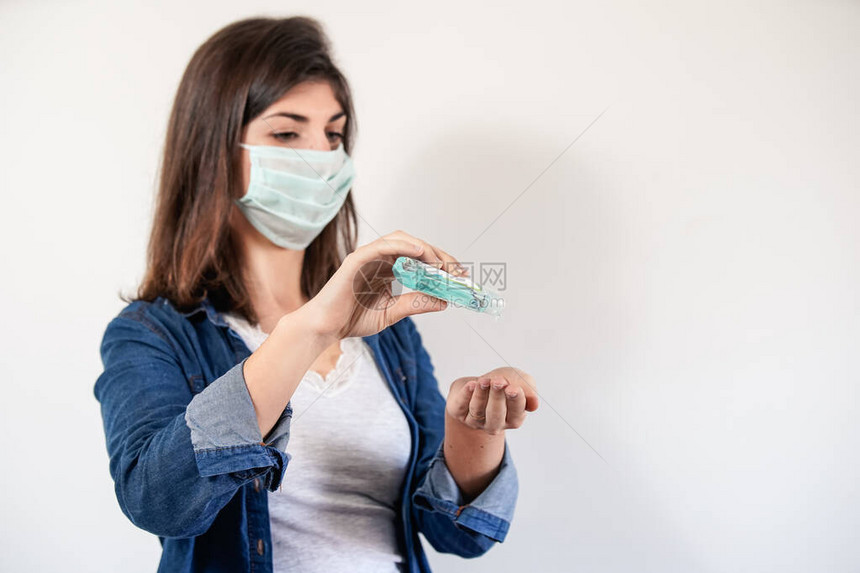 戴医疗保护面罩的妇女戴上抗消毒面具图片