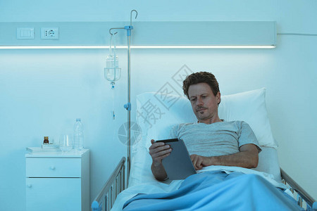 成人不睡觉病人在晚上躺在医院床上图片