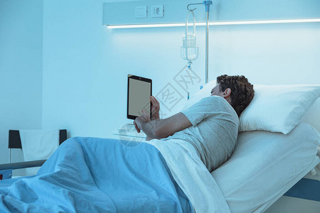 成年人不睡觉的病人晚上躺在医院床上背景图片