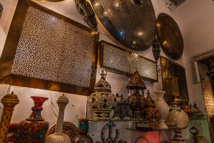 摩洛哥手工制造的金属灯和板块在摩洛哥费图片