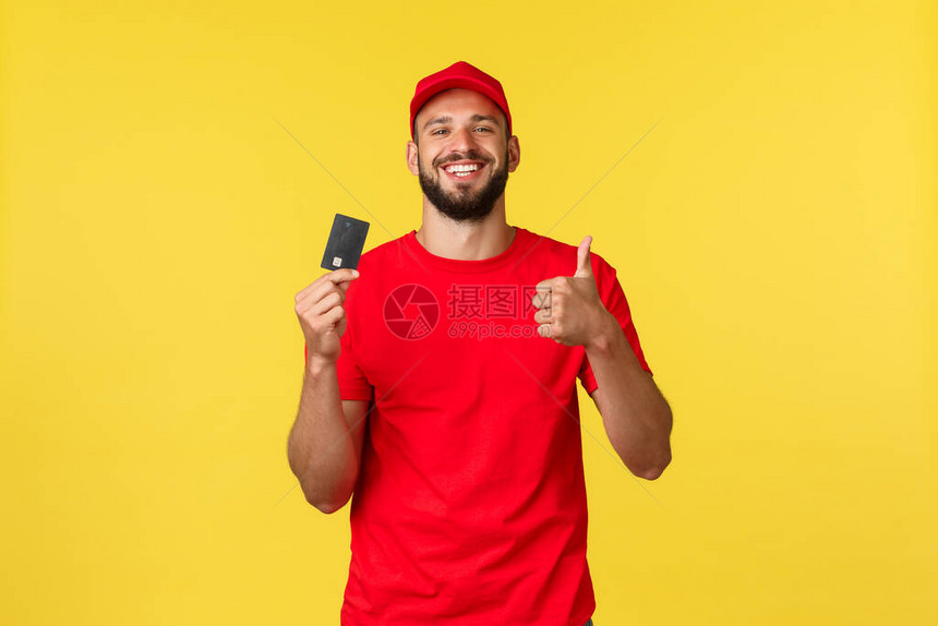 非接触式支付在线交付网上购物概念满意的男员工穿着红色制服帽和T恤的快递员鼓励用信卡付款图片