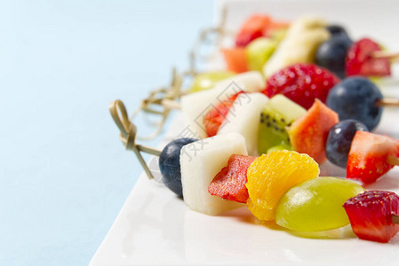 水果点心白板上的新鲜水果点心白盘健康食品风格的混合水图片