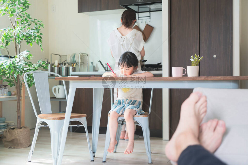 亚洲女孩在家里餐桌上用彩色的笔图片