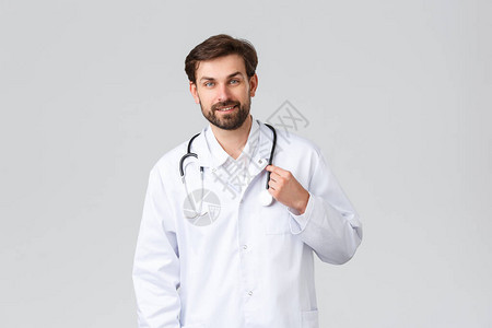 医院医护人员covid19治疗理念英俊的大胡子医生穿着白色的磨砂膏图片