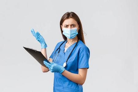 对女护士或医生的蓝色洗涤剂和医疗面具感到不快和烦恼图片