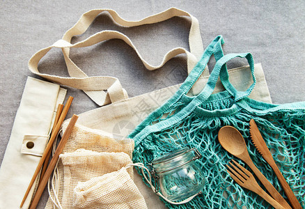 棉花袋装有可重复使用的玻璃罐和竹制餐具的网袋图片