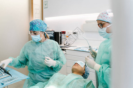医生和卫生医师在牙科诊所为病人做手术前做图片