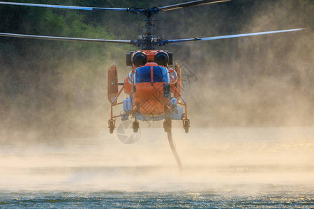 KA32消防直升机正在池塘上图片