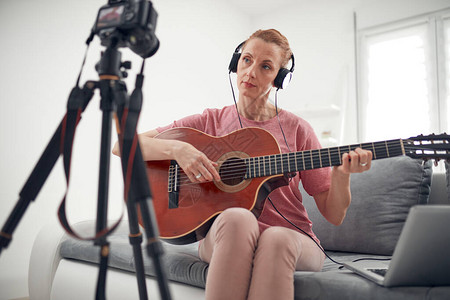 吉他手为互联网vlog网站课程提供图片