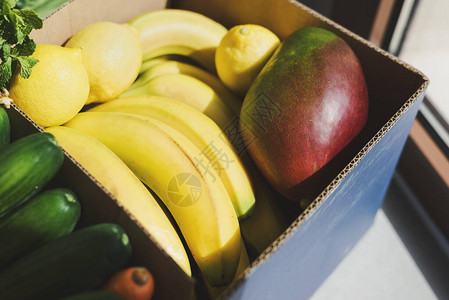 新鲜芒果香蕉柠檬草药胡萝卜和图片