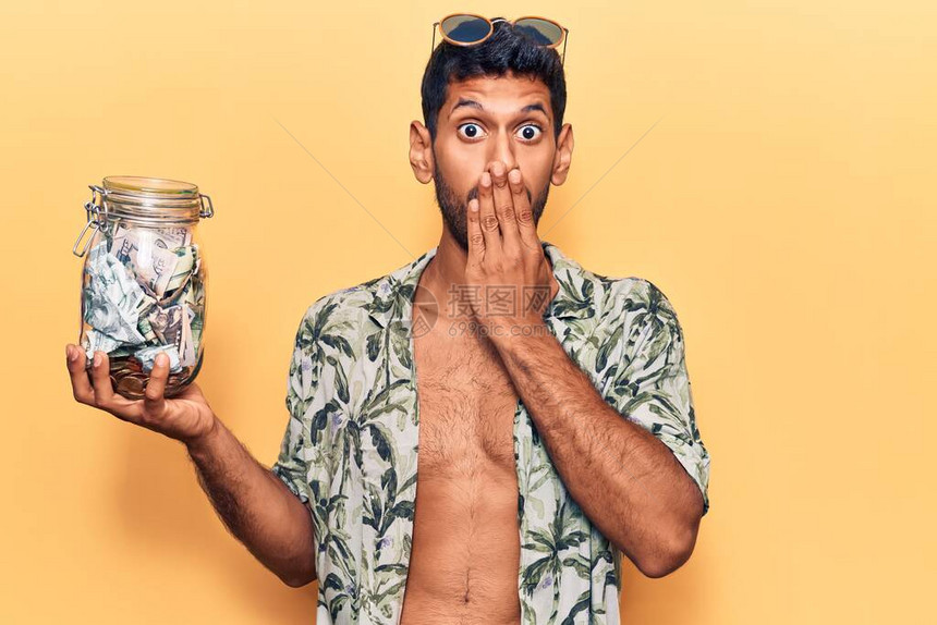 穿着暑期衬衫的拉廷男子拿着一罐积蓄用手盖住嘴图片