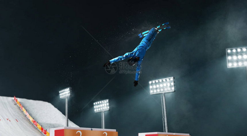 自由式空中滑雪运动员图片