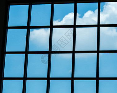 建筑物的窗户是由玻璃制成的图片