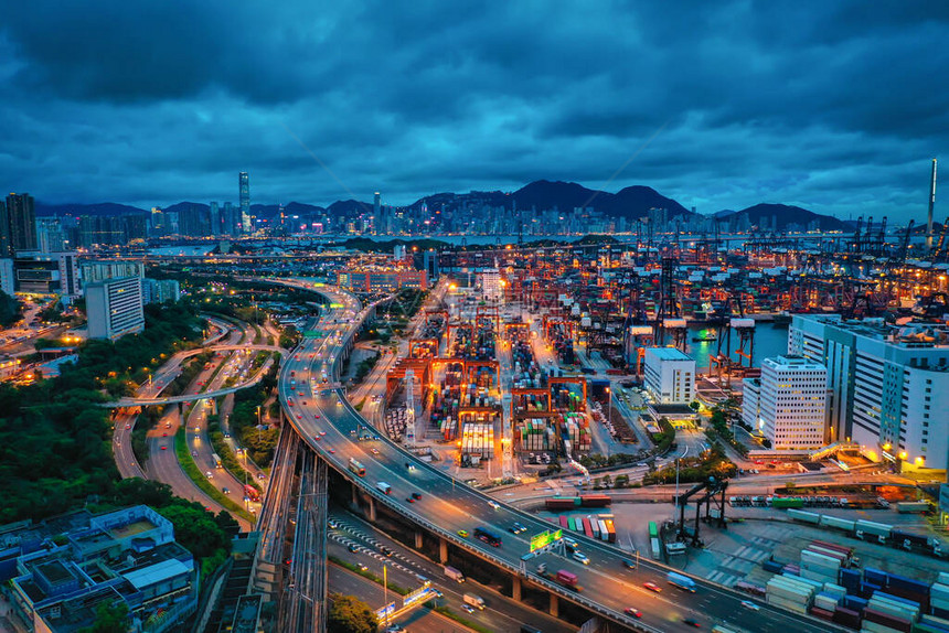 香港的空中景象与集装箱港码头相近在图片