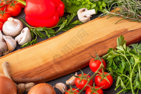 含有生蔬菜和香料的木制切纸板烹饪和素食概念健康食品概图片