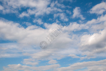 蓝色天空上的白云美丽的自然背景图片