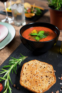 传统的西班牙冷番茄西班牙凉菜汤图片
