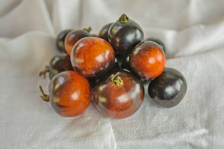 新鲜有机多汁西红柿蓝莓长着叶子的番茄图片
