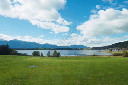 欧洲阿尔卑斯山的美丽自然阳光明媚的高山湖泊和村庄的景观旅游图片