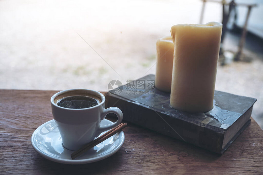 白色一杯咖啡热咖啡杯用旧木制桌图片