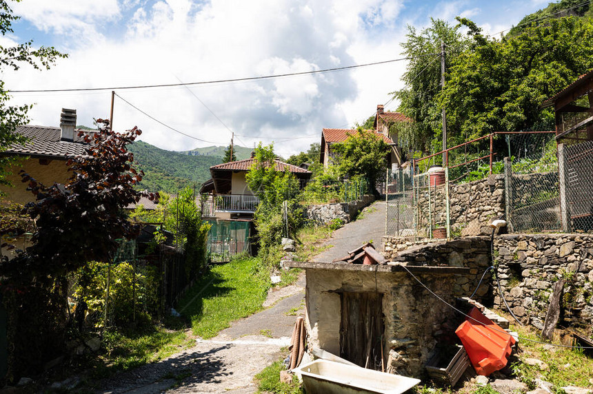 一个被绿色自然包围的半山村的景色图片