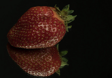 桌上的草莓特写草莓图片