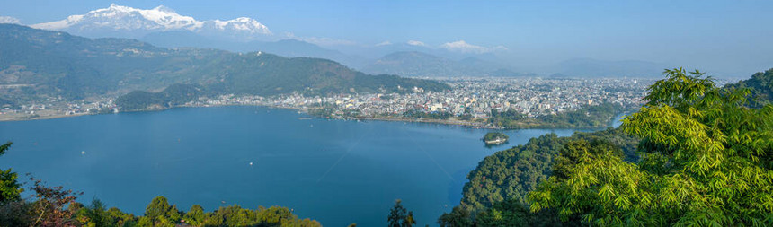 尼泊尔Pokhara市Phewa湖和喜马拉雅山脉的A图片